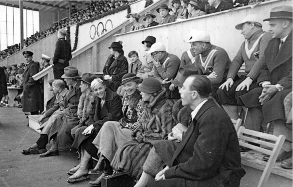 Zuschauer auf der Haupttribüne