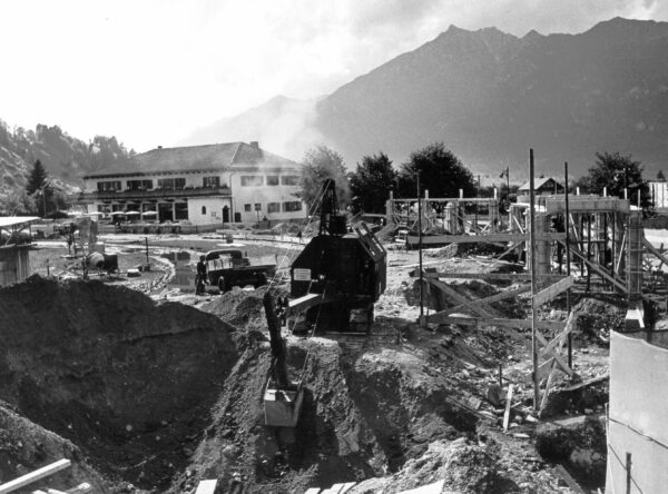 Bauarbeiten am Skistadion mit einem Bagger