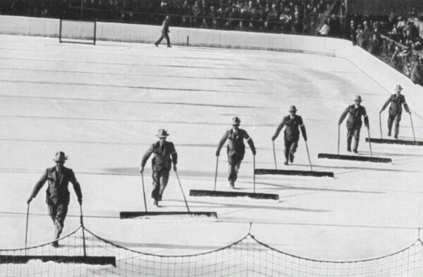 Männer säubern die Eisfläche