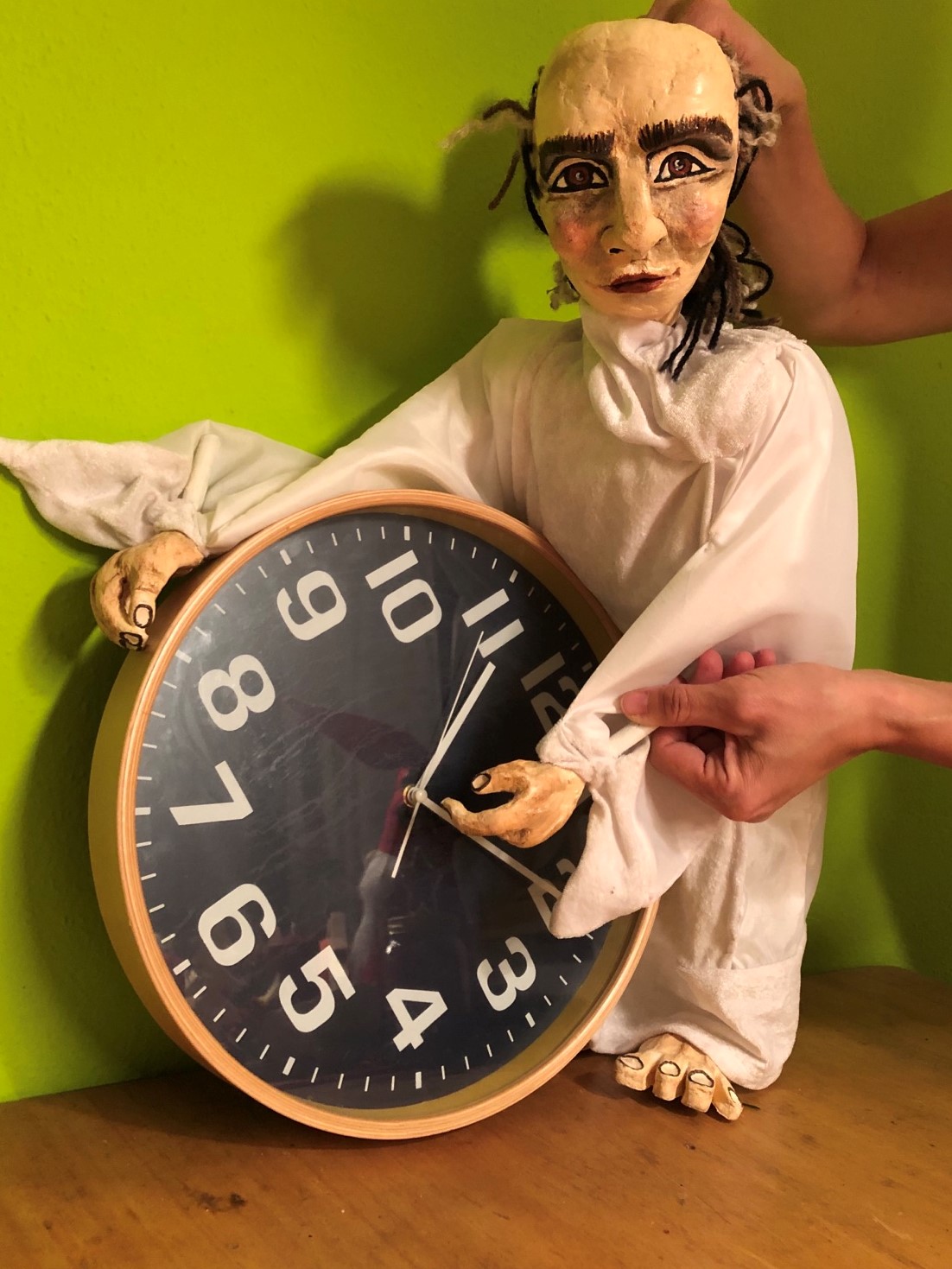 Meister Hora mit einer Uhr