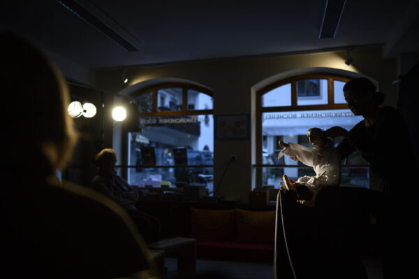 Meister Hora Figur in der Bücherei Partenkirchen
