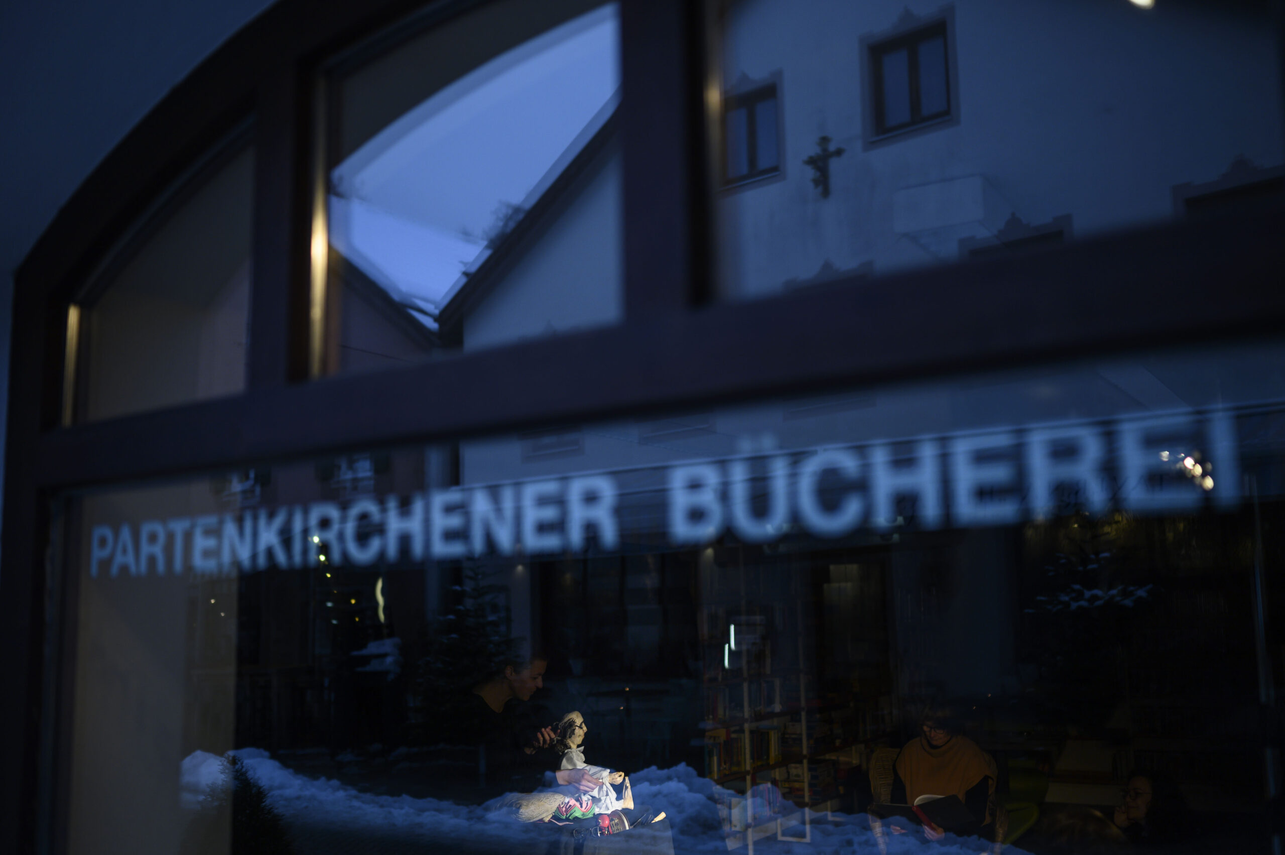 Meister Hora Figur in der Bücherei Partenkirchen