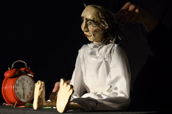 Meister Hora Figur in der Bücherei Partenkirchen