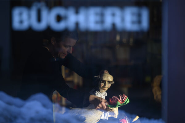 Meister Hora Figur in der Bücherei Partenkirchen