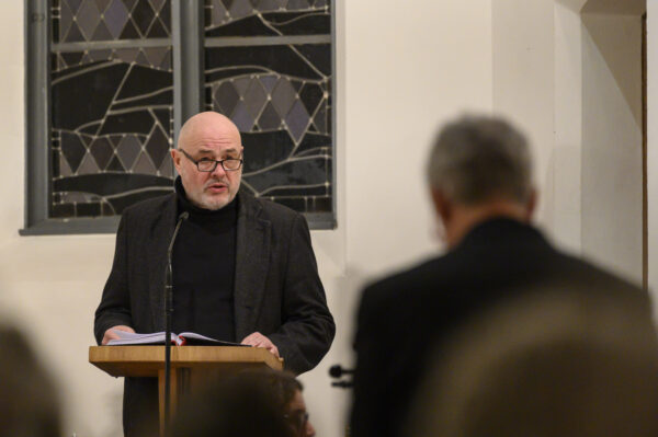 Ein Mann der eine Rede hält bei 