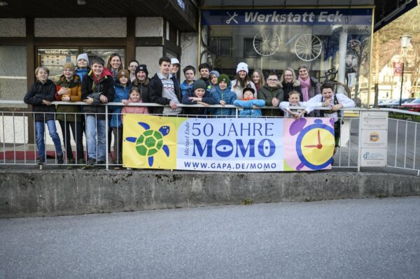 Kinobesucher mit einem Momo-Plakat