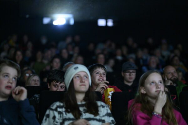 Schülerinnen und Schüler beim Kinobesuch