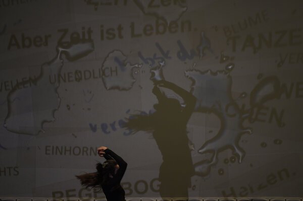 Schattenfigur einer Schauspielerin